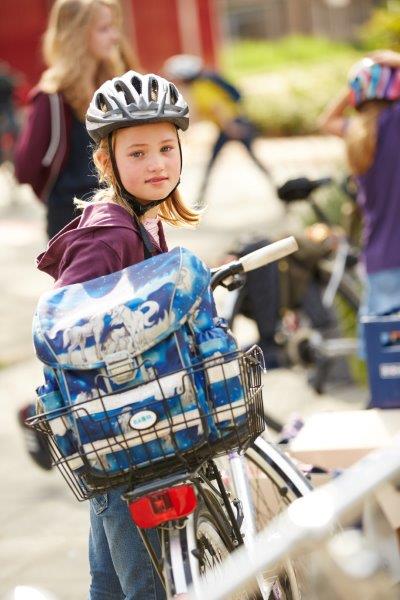 Mädchen stehend mit Helm und Fahrrad